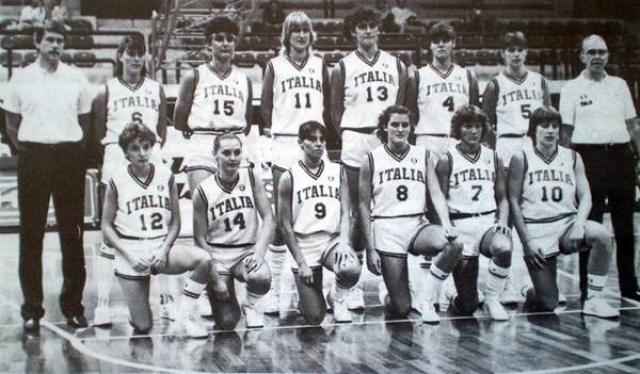 Nazionale Italiana femminile del 1985 ai Campionati Europei a Treviso. Nella foto Aldo Corno, Michela Ceschia, Susanna Padovani, Valentina Peruzzo, Catarina Pollini, Monica Renge Bastiani, Pina Tufano, Mara Fullin, Graziella Trampus, Lidia Gorlin, Amalia Pomilio, Bianca Rossi e Vittorio Tracuzzi.